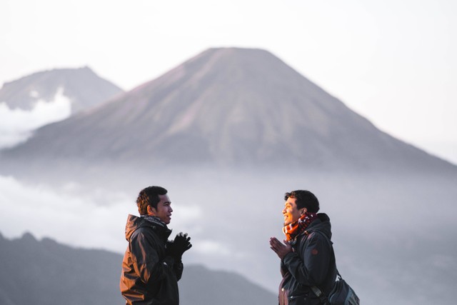 Sejarah Gunung Tangkuban Perahu tidak terlepas dari legenda Sangkuriang. Legenda ini mengisahkan terbentuknya Gunung Tangkuban Perahu yang populer di Bandung.